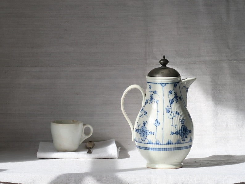 Antique coffee pot Large white porcelain jug from 1788 Handpainted strawflower pitcher Rare antique tableware imagem 7