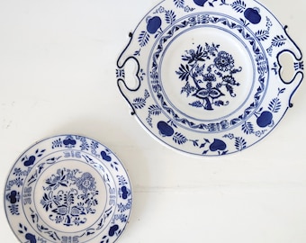 2 Antike weisse Keramikteller Runde Servierplatten mit blauem Dekor Rustikales Landhaus Tafelgeschirr von 1895