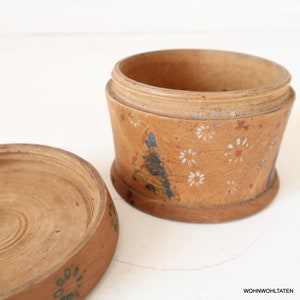 Antike gedrechselte Holzdose Handbemaltes Taufgeschenk Rustikales Geschenk zur Geburt Einfaches Kunsthandwerk aus Süddeutschland Bild 4