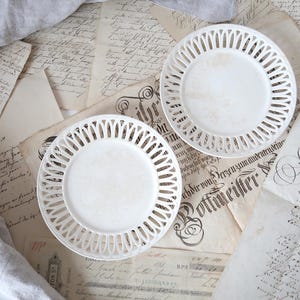 2 pratos de cerâmica antigos, pátina creme, prato lateral branco, prato de bolo, prato de servir, prato de salada, utensílios de mesa de casa de campo, prato de pão de cozinha de fazenda
