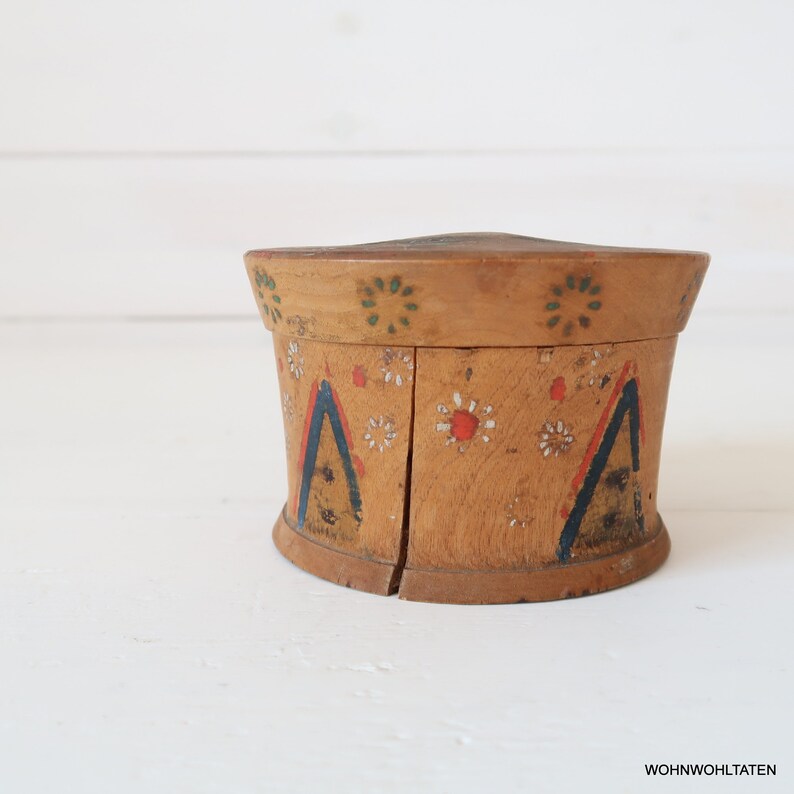 Antike gedrechselte Holzdose Handbemaltes Taufgeschenk Rustikales Geschenk zur Geburt Einfaches Kunsthandwerk aus Süddeutschland Bild 8