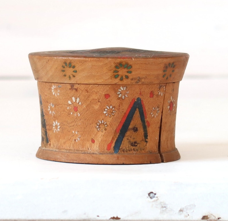 Antike gedrechselte Holzdose Handbemaltes Taufgeschenk Rustikales Geschenk zur Geburt Einfaches Kunsthandwerk aus Süddeutschland Bild 1