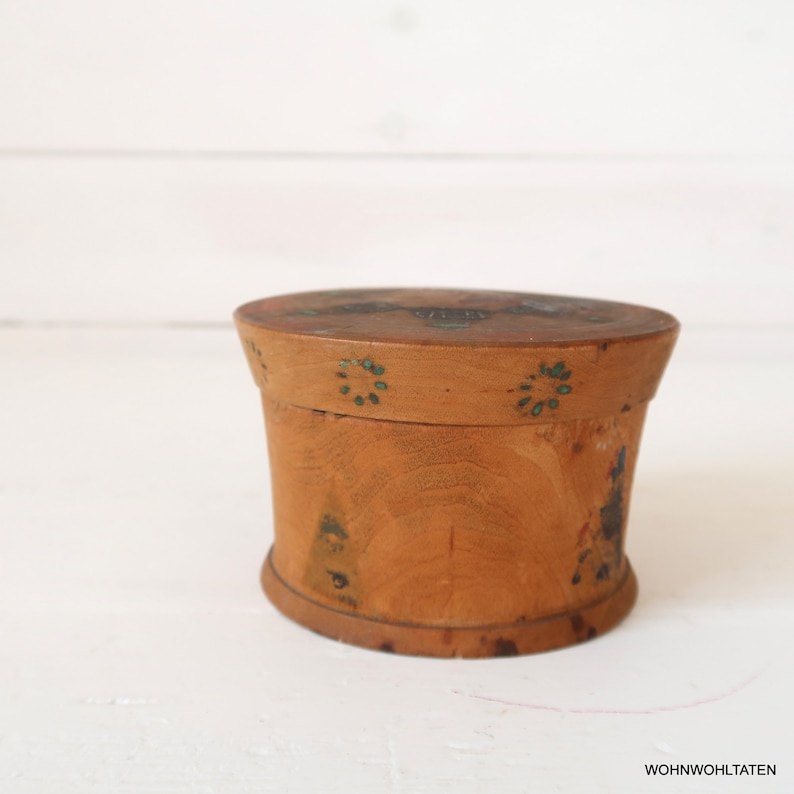 Antike gedrechselte Holzdose Handbemaltes Taufgeschenk Rustikales Geschenk zur Geburt Einfaches Kunsthandwerk aus Süddeutschland Bild 10