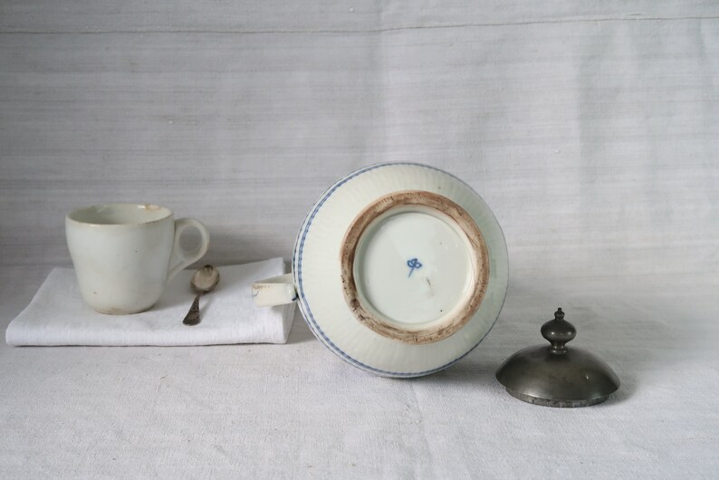 Cafetière ancienne, grande cafetière en porcelaine blanche, pichet blanc à décor bleu, vaisselle de maison de campagne vers 1788 image 6