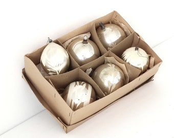 Grosse antike Christbaum Kugeln Silberfarbene Weihnachtsdekoration im Karton Gemischter Tannenbaumschmuck mit weissem Dekor