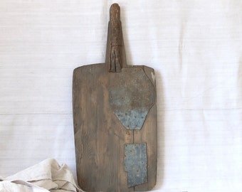 Tabla de madera antigua Tabla de pan grande primitiva Tabla de hornear hecha a mano fuertemente patinada Decoración rústica de la casa de campo