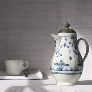 Antike Kaffeekanne Grosse weisse Porzellankanne Weisser Krug mit blauem Dekor Landhaus Tafelgeschirr um 1788 Bild 1