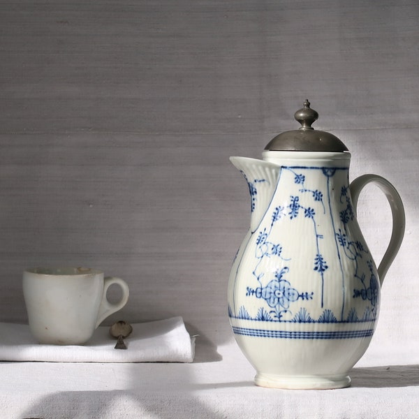 Antike Kaffeekanne Grosse weisse Porzellankanne Weisser Krug mit blauem Dekor Landhaus Tafelgeschirr um 1788