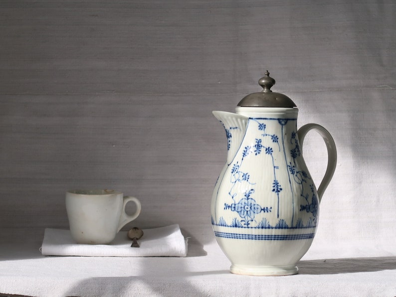 Cafetière ancienne, grande cafetière en porcelaine blanche, pichet blanc à décor bleu, vaisselle de maison de campagne vers 1788 image 1