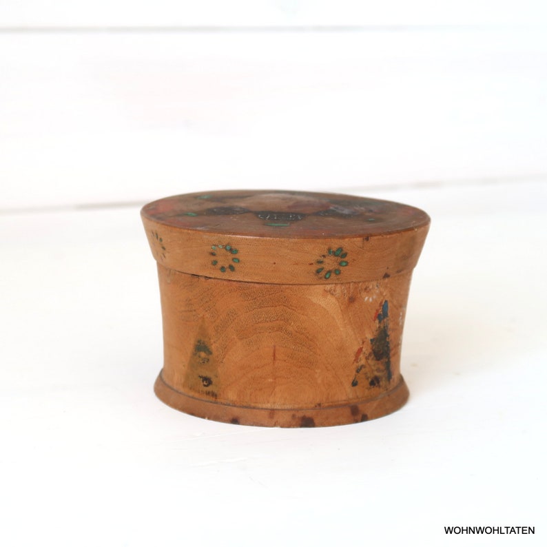 Antike gedrechselte Holzdose Handbemaltes Taufgeschenk Rustikales Geschenk zur Geburt Einfaches Kunsthandwerk aus Süddeutschland Bild 6