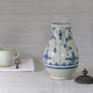 Cafetière ancienne, grande cafetière en porcelaine blanche, pichet blanc à décor bleu, vaisselle de maison de campagne vers 1788 image 4