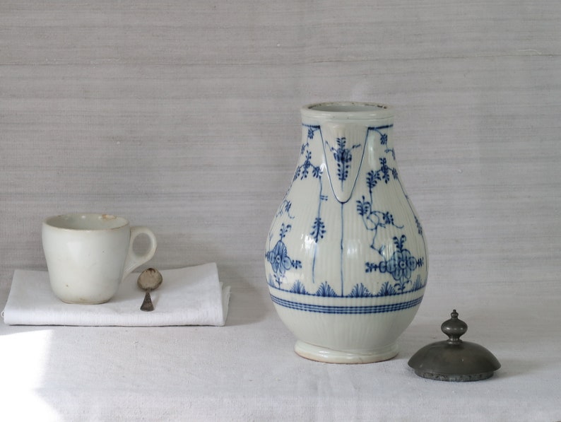 Cafetière ancienne, grande cafetière en porcelaine blanche, pichet blanc à décor bleu, vaisselle de maison de campagne vers 1788 image 4