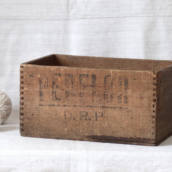 Antike handgemachte Holzkiste Einfacher Transportkasten mit Aufdruck Rustikaler Vorratsbehälter Bauernhaus Dekor