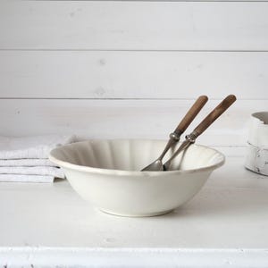 Tigela branca antiga com borda ondulada, tigela de cerâmica para servir, recipiente de grés, utensílios de mesa para casa de campo, cozinha de fazenda, tigela de mistura, tigela de massa