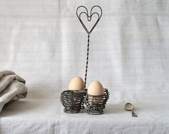 Vecchio portauova francese fatto a mano in filo metallico, cesto per uova, arredamento rustico da cucina di campagna