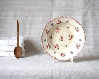 Assiette ancienne en céramique, assiette creuse blanche fortement patinée, vaisselle de ferme à décor floral