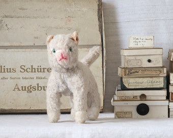 Strohgefülltes vintage Plüschtier Bespielte stehende Katze Kleines weisses Stofftier Abgeliebtes Kuscheltier