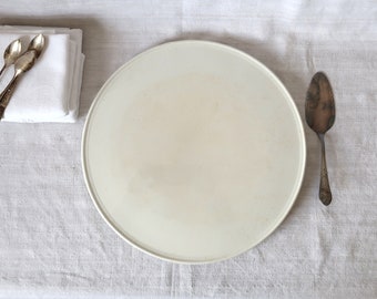 Assiette en céramique blanche antique, énorme support à gâteaux patiné, vaisselle de ferme antique