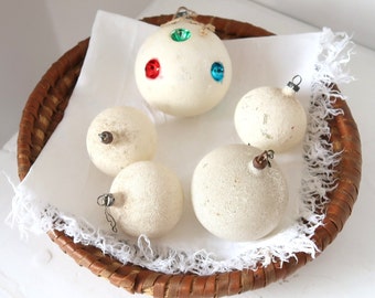 5 white snow-covered vintage Christmas baubles - Simple Christmas Decor - Christmas tree baubles in different sizes