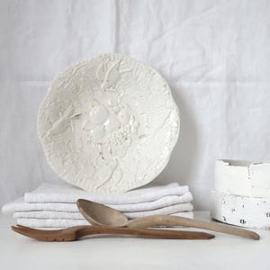 Tigela de cerâmica antiga 1887, prato de servir com pátina, decoração em relevo, utensílios de mesa de casa de campo, decoração de cozinha de fazenda D&C, tigela de salada de casa de campo