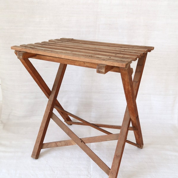 Französischer Klapptisch Kleiner faltbarer vintage Stuhl Einfacher Holz Hocker Rustikaler Bauernhaus Beistelltisch aus Frankreich
