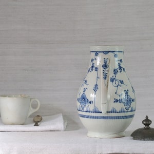 Cafetière ancienne, grande cafetière en porcelaine blanche, pichet blanc à décor bleu, vaisselle de maison de campagne vers 1788 image 9