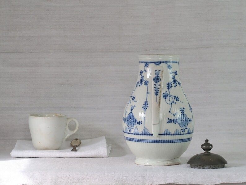 Cafetière ancienne, grande cafetière en porcelaine blanche, pichet blanc à décor bleu, vaisselle de maison de campagne vers 1788 image 9