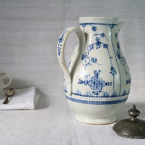 Antike Kaffeekanne Grosse weisse Porzellankanne Weisser Krug mit blauem Dekor Landhaus Tafelgeschirr um 1788 Bild 2