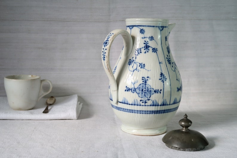 Cafetière ancienne, grande cafetière en porcelaine blanche, pichet blanc à décor bleu, vaisselle de maison de campagne vers 1788 image 2