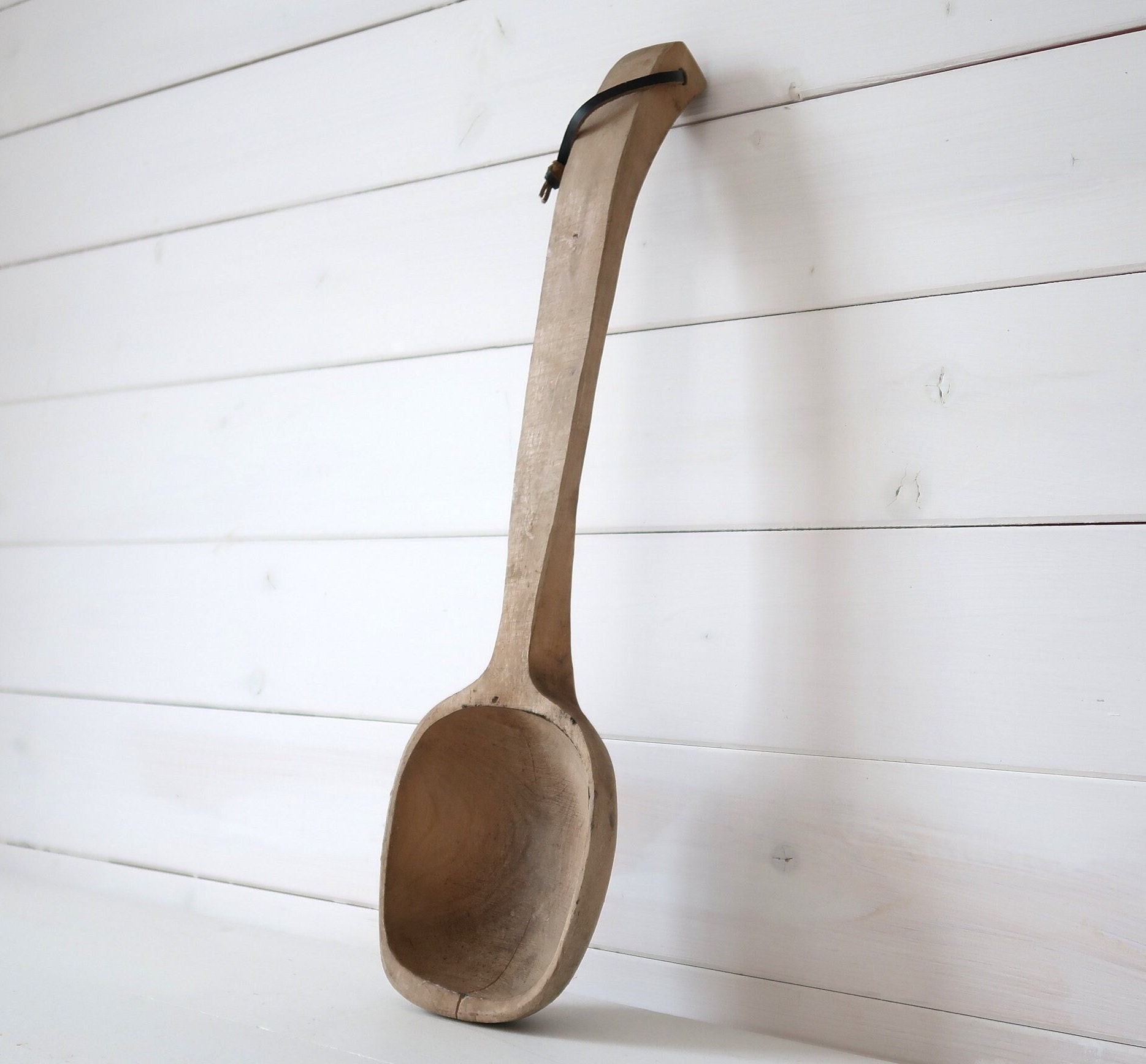Vecchio cucchiaio di legno fatto a mano Mestolo rustico XL 44 cm  Decorazione della cucina di una casa di campagna rurale in legno -   Italia
