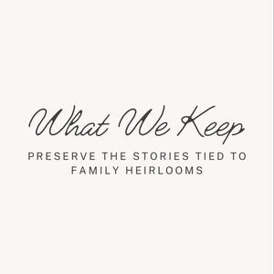 Puede incluir: Impresión color crema con las palabras "What We Keep" en escritura elegante. Debajo, el texto dice "Preserva las historias ligadas a las reliquias familiares". Una línea decorativa y un adorno en la parte superior.