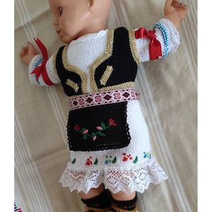 Costume da bambina serba: abito da battesimo popolare balcanico