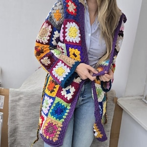 Gehäkelte Oma Square Strickjacke: Boho Patchwork Jacke mit Kapuze