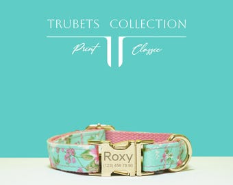 Conjunto de collar y correa para perro con estampado floral personalizado y hebilla metálica grabada.