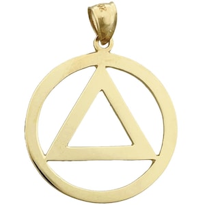 Puede incluir: Collar con colgante dorado con un círculo que contiene un triángulo en su interior. El colgante es un símbolo de recuperación y sobriedad.
