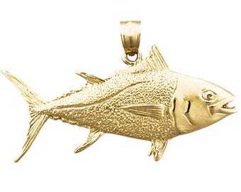 以下が含まれることがあります： 金色の魚の形をしたペンダント。おそらくマグロで、詳細な鱗とひれがあります。ペンダントはテクスチャ加工された表面とチェーン用のループが付いています。魚は右を向き、口がわずかに開いています。