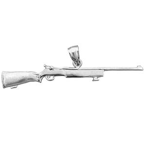 Pode incluir: Um pingente de rifle prateado com um design detalhado. O pingente apresenta um cano, gatilho e coronha, suspenso por um pequeno laço. O rifle é retratado em perfil, mostrando sua forma e design.