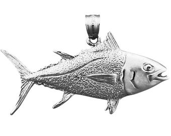 以下が含まれることがあります： 銀色の魚のペンダント。おそらくマグロで、詳細な鱗とひれがあります。ペンダントの上部にはチェーン用のループが付いています。魚は右を向き、口をわずかに開けています。