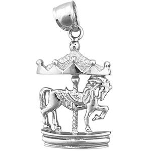 Puede incluir: Un colgante de carrusel plateado con un caballo detallado con silla de montar, un techo decorativo y una base. El colgante tiene un lazo en la parte superior para sujetarlo a una cadena.