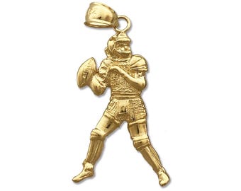 Könnte beinhalten: Ein goldfarbener Anhänger mit einem Footballspieler in einer Fangposition. Der Spieler trägt einen Helm, Polster und hält einen Football.