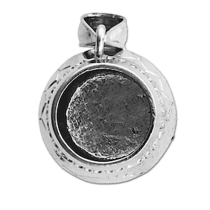 Puede incluir: Pendiente de plata con un diseño redondo y texturado. El pendiente tiene una abertura circular en el centro, que revela una superficie lisa de plata.