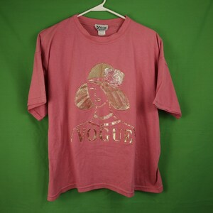 Vintage jaren '80/90 Vogue T-Shirt Roze Kavio Ontwerpen Gemaakt in de VS Medium Boxy Fit Gold Print Women's Shoulder Pads Magazine High Fashion