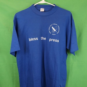 Vintage jaren 80 Bless The Press T-shirt sportkleding gemaakt in de VS enkele steek zacht NEPA New England Press Association