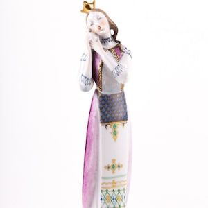 Herend Queen Holding Bird Next To Her Ear, PORCELAIN FIGURINE ! (P056)