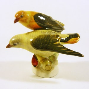 Herend, A Pair Of Yellow Thrush Birds, HANDPAINTED PORCELAIN FIGURINE ! (P073)