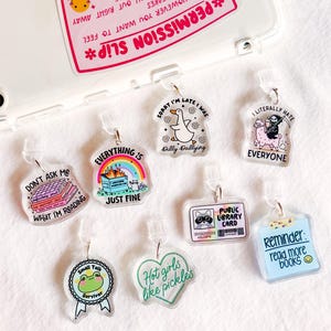 Charm Kindle, breloque livre téléphone, breloque tablette, accessoires de livres, cadeaux pour les amateurs de lecture, accessoires de téléphone, breloques anti-poussière pour appareils