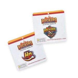 Puede incluir: Dos pines de esmalte coleccionables con el logotipo del equipo de béisbol High Point Rockers. Un pin presenta el nombre del equipo y su mascota, mientras que el otro pin presenta las iniciales del equipo, "HP", y un bate de béisbol. Ambos pines están sobre un fondo blanco.