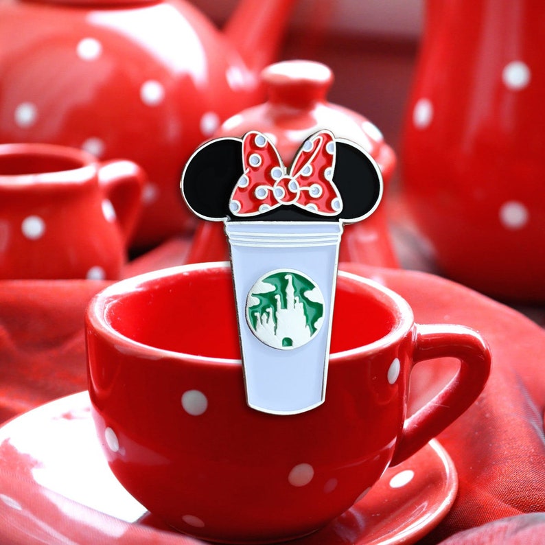 Пин игрушка. Rhe;jxrb yf ,ekfdrt. Pin cup. Крепость дисней значок. Pin cup.