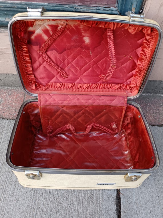 Vintage TRAIN CASE Luggage Hard Molded Plastic with K… Gem