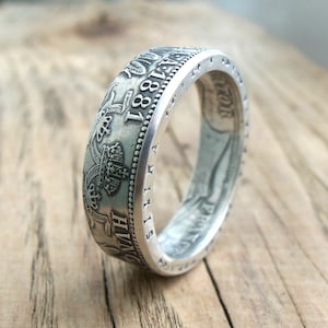 Può includere: Anello d'argento realizzato con una moneta d'epoca, con l'anno 1881 e un design a corona.